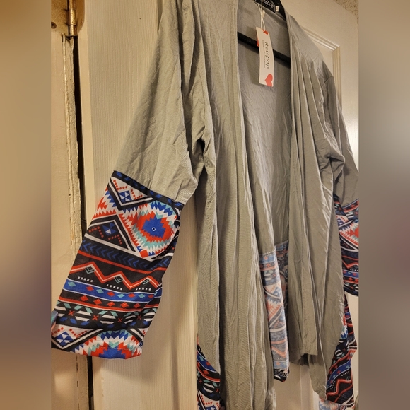 Long sleeve flowy throw over top grey with blue&pink geometric design XL NWT - Picture 3 of 7
